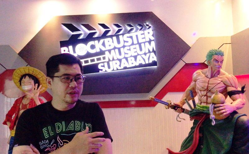 PIONIR: Anton Lomewa pendiri Blockbuster Museum Surabaya di depan pintu masuk museum. (INDHIRA AYU/RADAR SURABAYA)