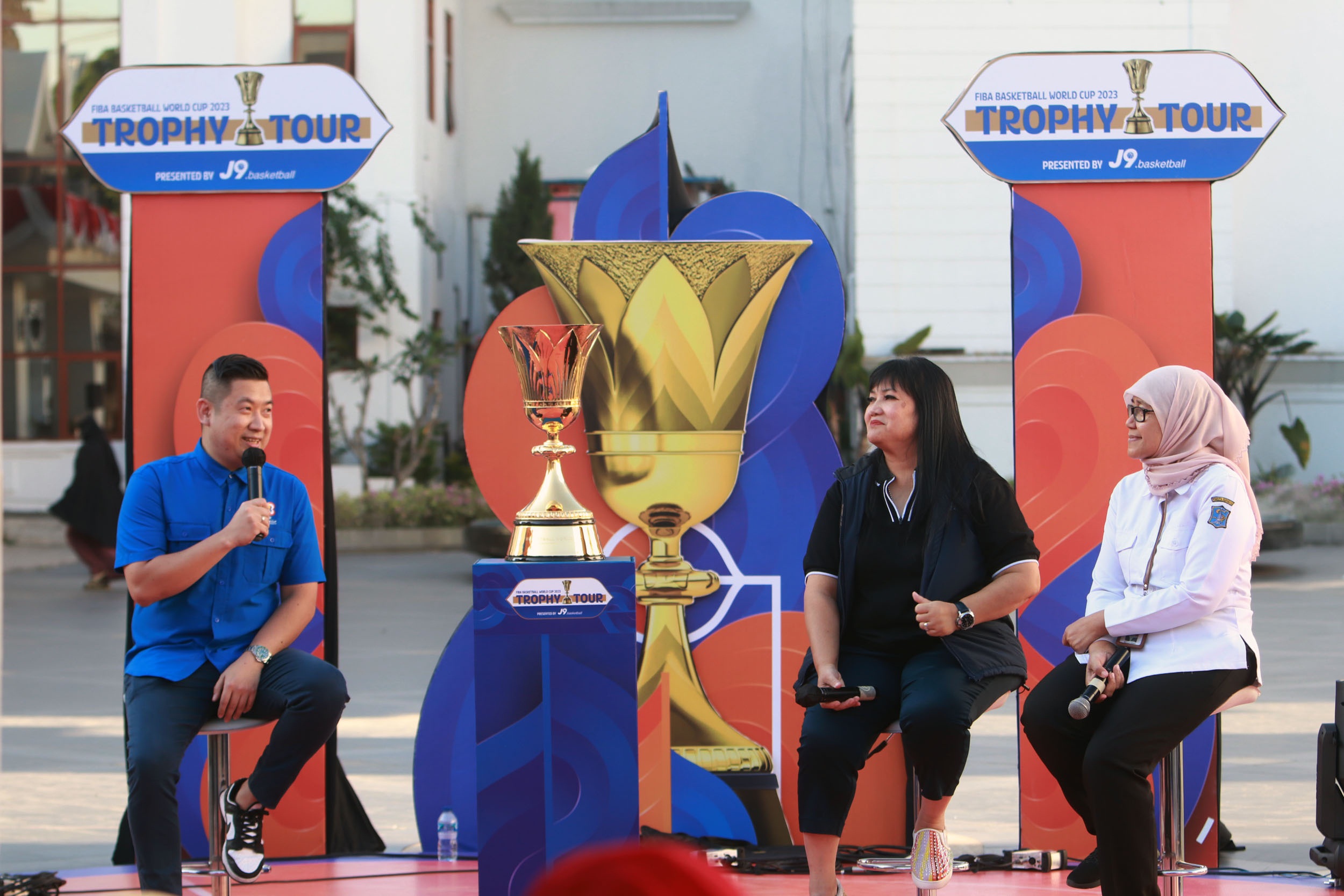 PIALA DUNIA: Trofi Piala Dunia Basket 2023 yang dipamerkan ke beberapa kota di Jepang, Filipina, dan Indonesia, sudah sampai di Kota Surabaya. (ANDY SATRIA/RADAR SURABAYA)