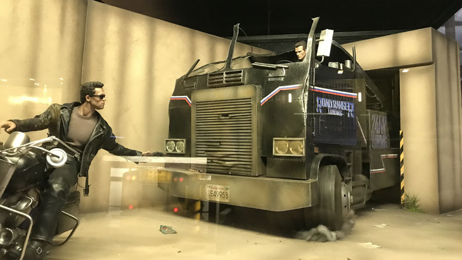 DIORAMA: Adegan di film Terminator 2 saat T-1000 mengejar T-800 (Arnold Schwarzenegger). (INDHIRA AYU/RADAR SURABAYA)