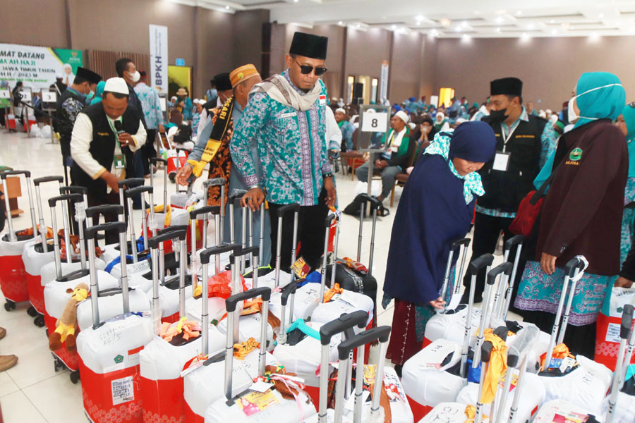 BERSYUKUR: Sejumlah jemaah haji asal Jawa Timur tiba di Asrama Haji Debarkasi Surabaya, Kamis (3/8). (ANDY SATRIA/RADAR SURABAYA)