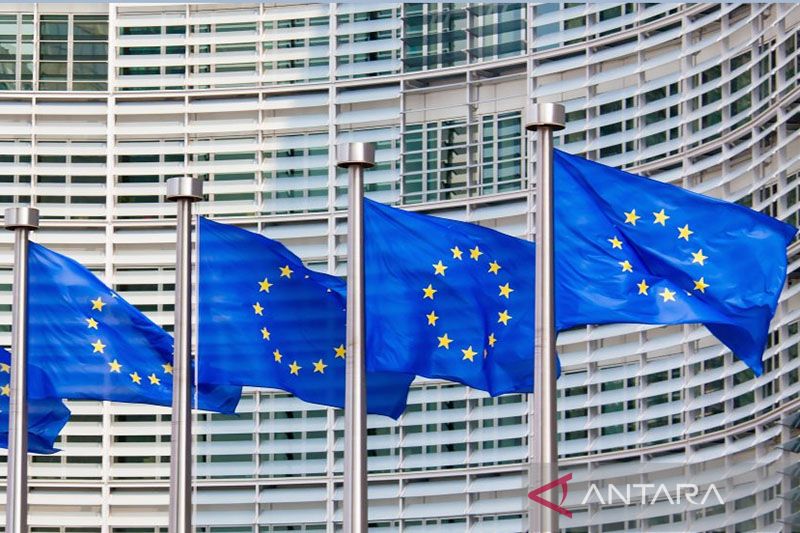 Bendera Uni Eropa di depan gedung Markas Komisi Eropa di Brussels, Belgia, Eropa. ANTARA/Shutterstock/pri. (ANTARA/Shutterstock/)