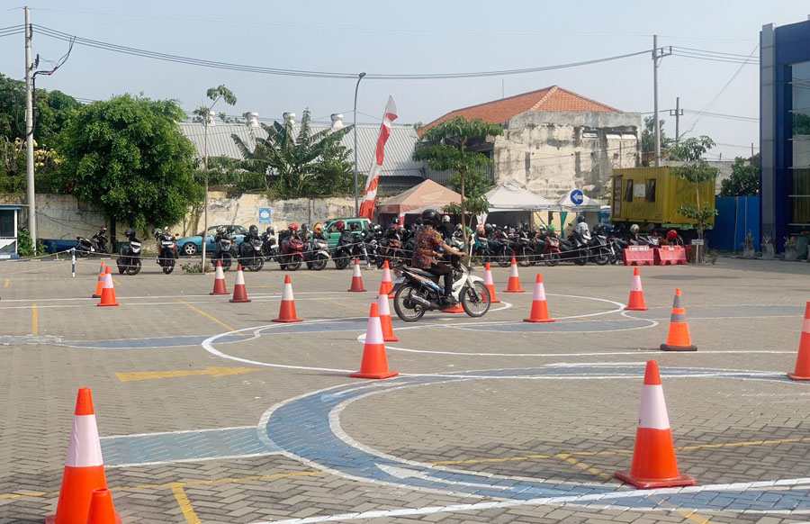 UJIAN SIM: Seorang pengendara menjajal track baru ujian praktik SIM di Satpas Colombo, Surabaya. (ISTIMEWA)