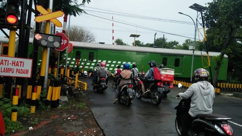 WASPADA: Salah satu palang pintu di Jalan Ketintang, Surabaya. (ISTIMEWA)