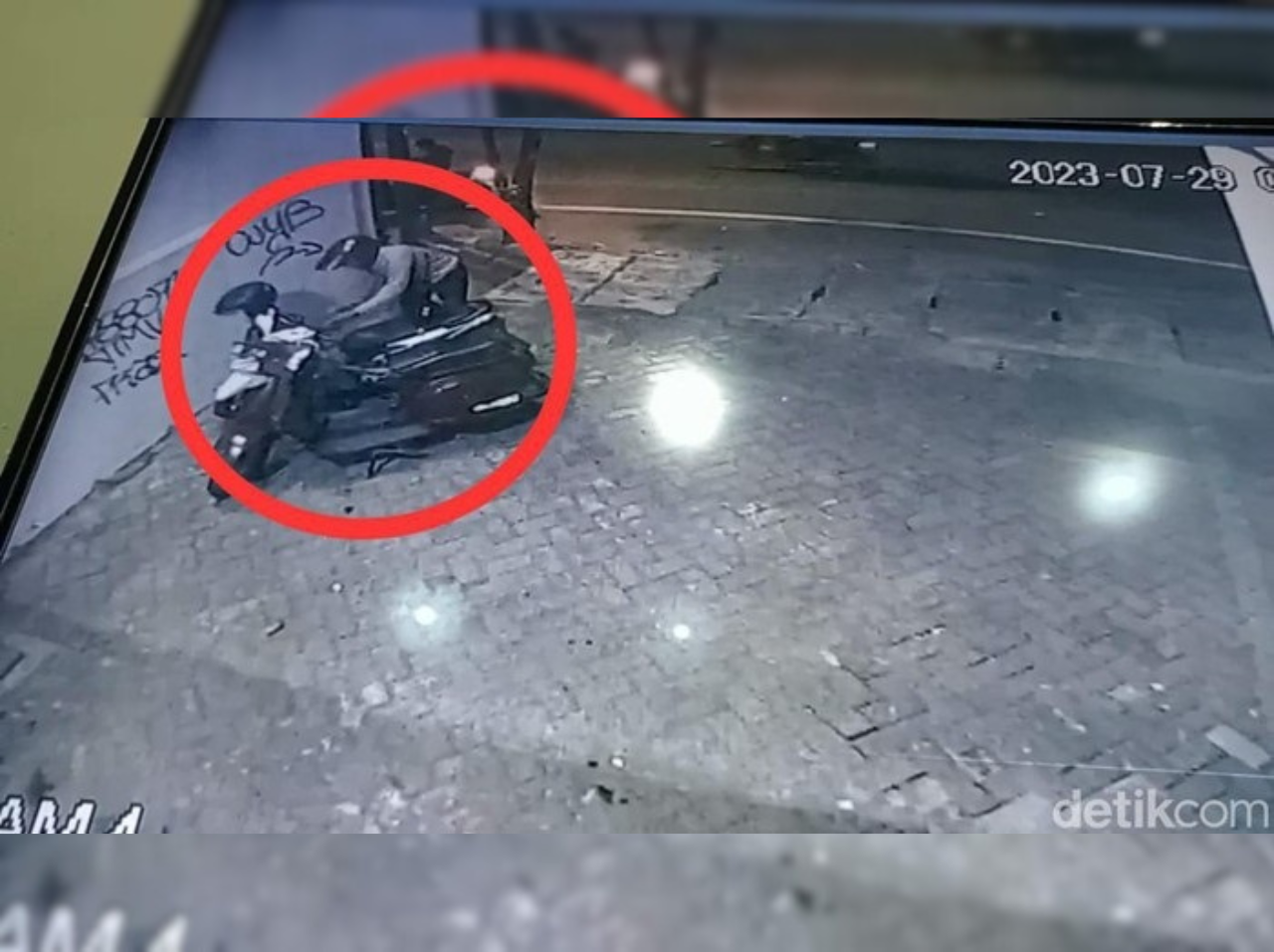 LIHAI: Pelaku terekam CCTV saat menggongol motor di Surabaya. (ISTIMEWA)