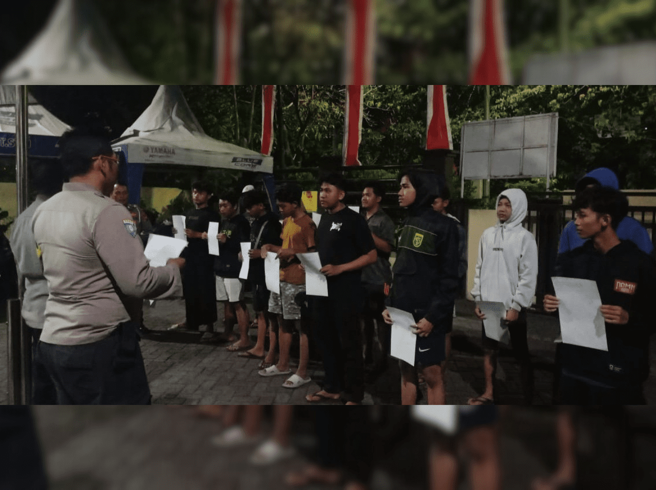 DIBINA: Belasan remaja diamankan di Mapolsek Wiyung, Surabaya, gara-gara hendak tawuran. (ISTIMEWA)