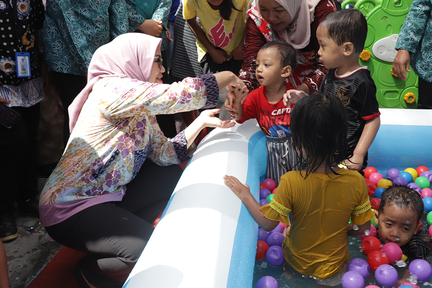 PEDULI: Ketua TP PKK Surabaya Rini Indriyani meninjau SOTH di Balai RW 6 Waringin, Sawunggaling, Surabaya. (ISTIMEWA)