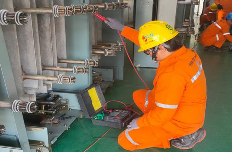 JAGA PASOKAN LISTRIK: Petugas sedang melakukan pemeliharaan kubikel 20kV di GI Probolinggo. (DOK PLN UP2D JATIM)
