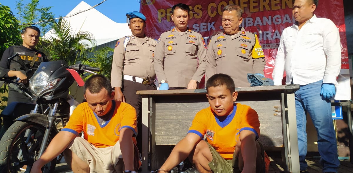 DIBORGOL: Tersangka Tomi dan Abdul Muis diamankan di Mapolsek Jambangan, Surabaya, Senin (7/8). (MAHRUS/RADAR SURABAYA)