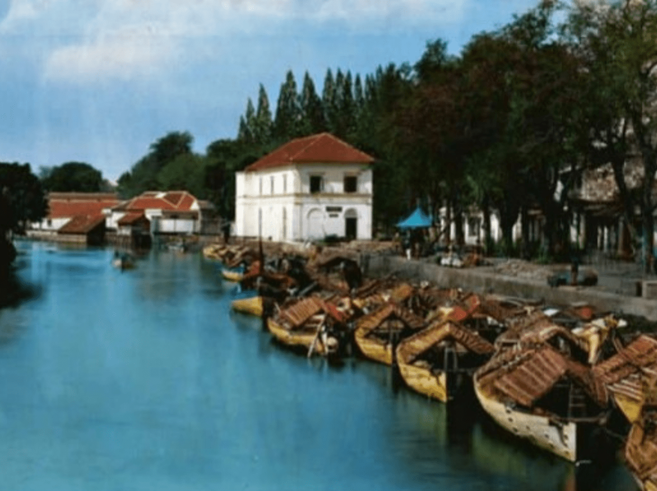 KALIMAS DULU: Kawasan Kalimas sekitar tahun 1870, dahulu ada beberapa kompleks makam di bantaran sungai. (ISTIMEWA)