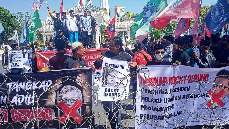 TOLAK ROCKY GERUNG: Ribuan massa dari akademisi dan elemen masyarakat meminta Gubernur Khofifah membuat surat edaran melarang Rocky Gerung menjadi pembicara di Jatim. (GUNTUR IRIANTO/RADAR SURABAYA)