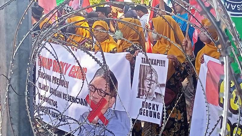 TAK SOPAN: Beberapa elemen massa dari wilayah Madura dan Tapal Kuda yang menggelar aksi demo menolak Rocky Gerung masuk ke Jatim. (GUNTUR IRIANTO/RADAR SURABAYA)