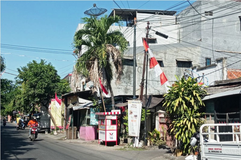 PERJUANGAN: Deretan bangunan yang besertifikat surat ijo di kawasan Jalan Srikana, Surabaya. (SURYANTO/RADAR SURABAYA)