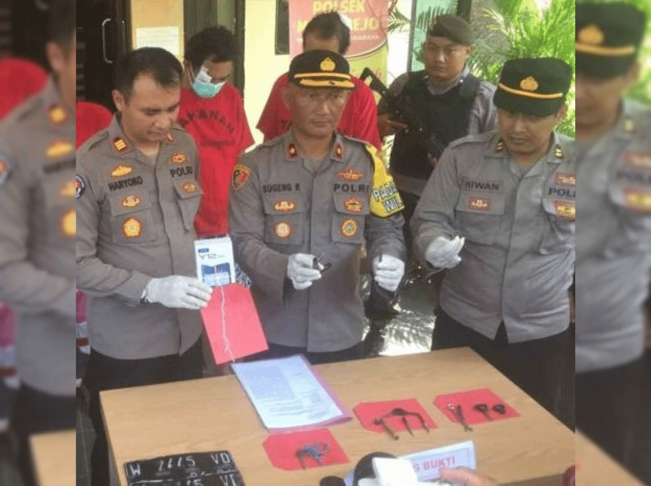 APES: Rizal Prasetyo dan Adi Bergas Setiawan saat diamankan di Polsek Mulyorejo. (ISTIMEWA)