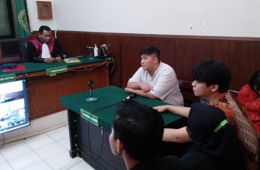 APES: Ivan Kristanto mendengarkan keterangan saksi di PN Surabaya. (ISTIMEWA)