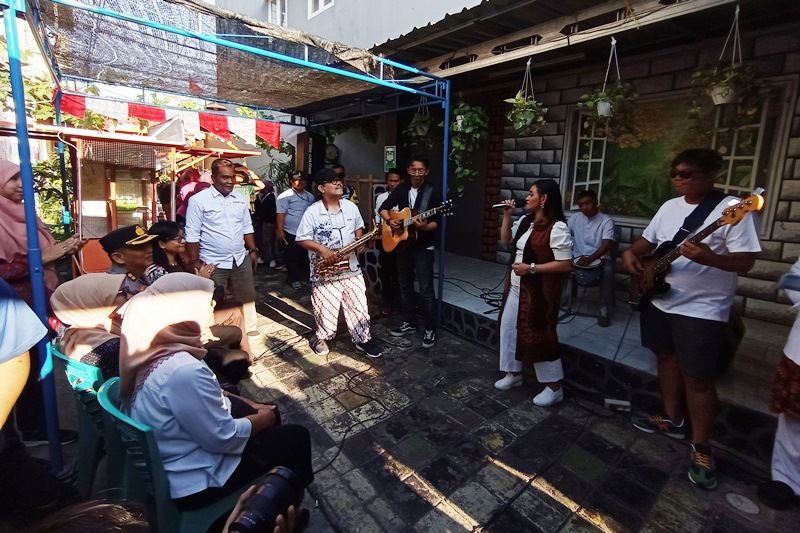Sejumlah musisi memainkan musik saat gelaran Jazz Kampung di Kampung Lawas Maspati, Surabaya. (SURYANTO/RADAR SURABAYA)