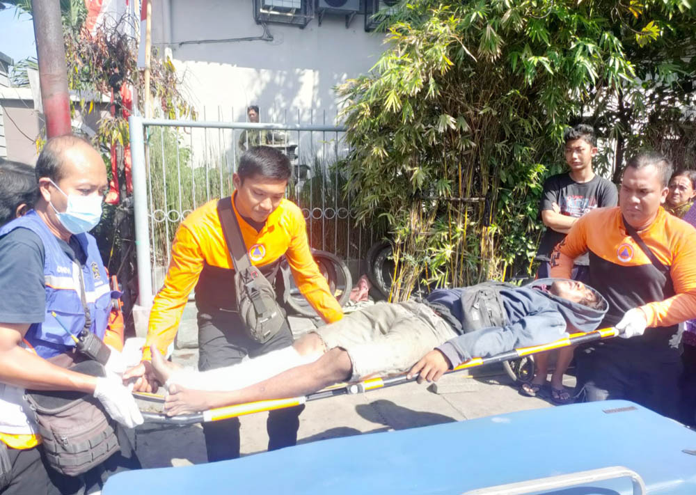 LUKA: Dwi Hendrianto mengalami luka dan harus dilarikan ke rumah sakit usai terlibat kecelakaan di Jalan Mastrip Surabaya. (M MAHRUS/RADAR SURABAYA)