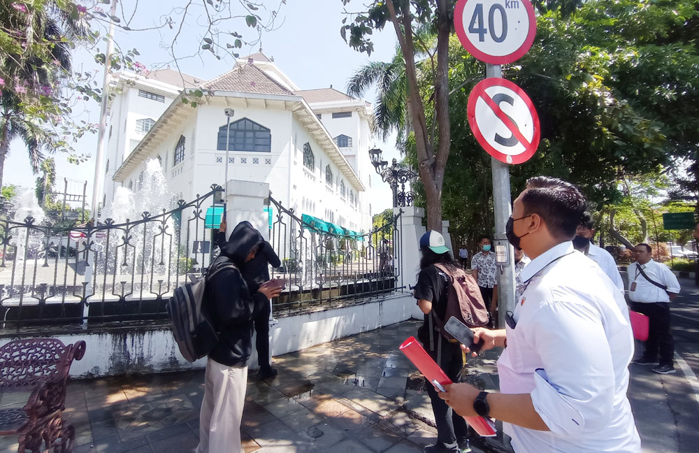 DIJAGA KETAT: Sejumlah personel kepolisian mengawasi penggeledahan Grha Wismilak di Jalan Raya Darmo, Surabaya, Senin (14/8). (SURYANTO/RADAR SURABAYA)