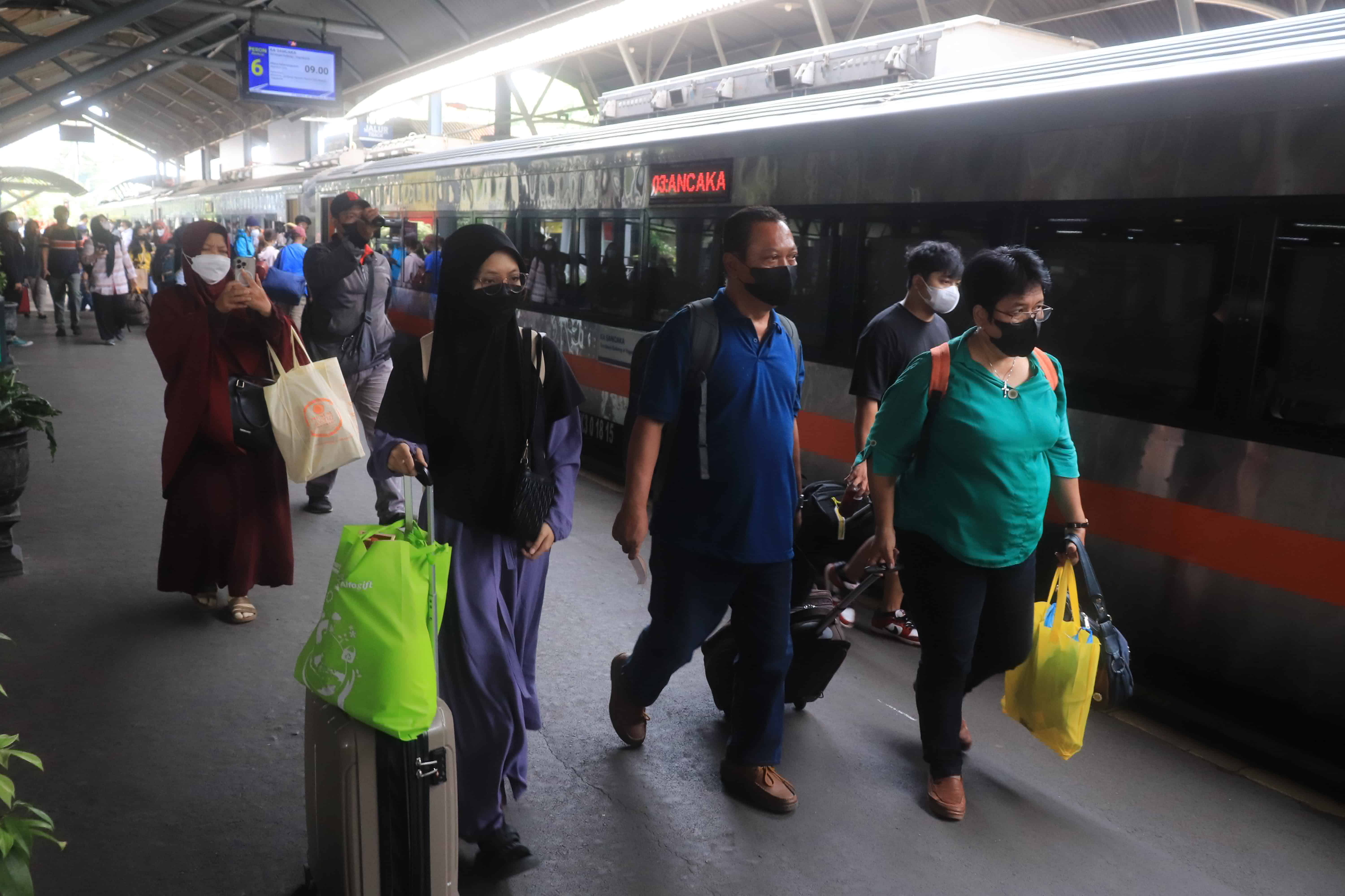 SESUAI TIKET: Penumpang Kereta Api harus turun sesuai dengan tiket bila tidak ingin diturunkan dari kereta. (Suryanto/Radar Surabaya)