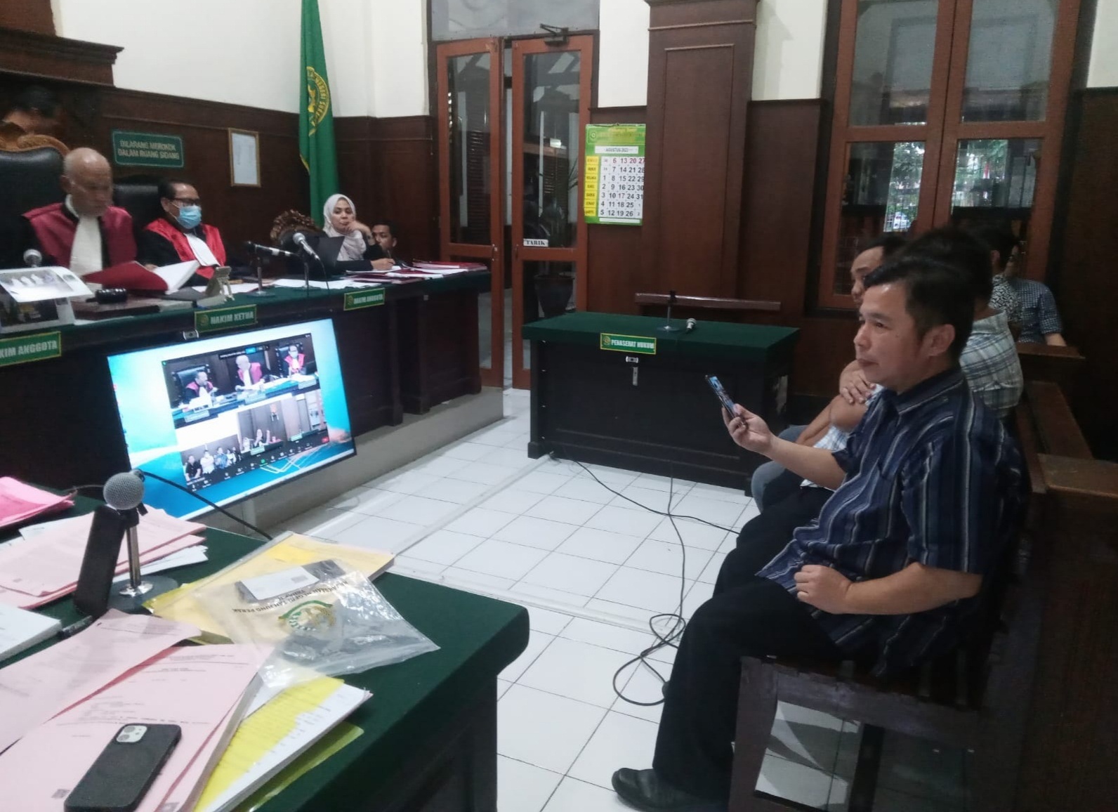 DITIPU: Wiliam dari PT Pindad memberi keterangan di persidangan. (FAJAR/RADAR SURABAYA)
