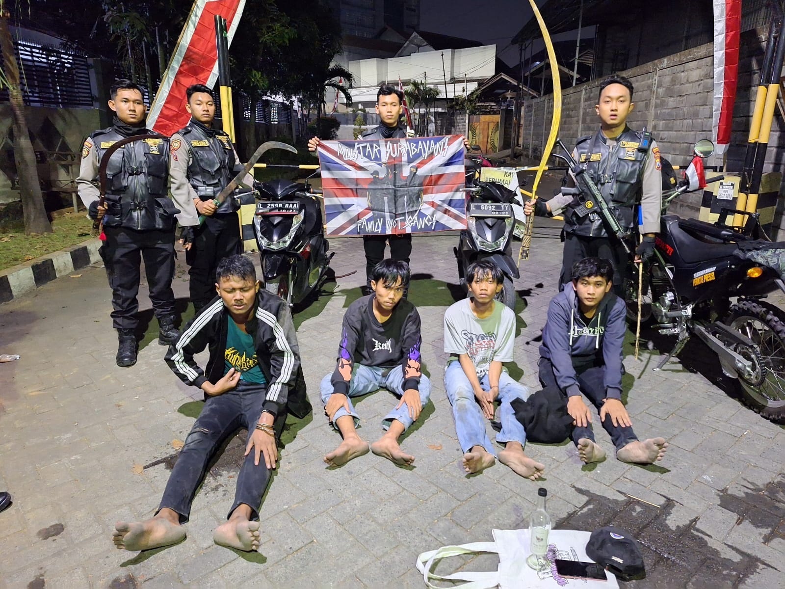 KAMBUH LAGI: Petugas mengamankan empat pemuda bersama barang bukti di Jalan Jemursari, Surabaya. (ISTIMEWA)