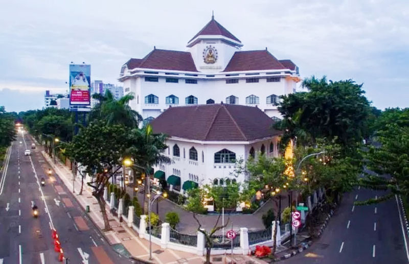 Gedung Graha Wismilak di Jalan Raya Darmo dengan bangunan baru gedung empat lantai di belakangnya. (DOK. PT WIM)