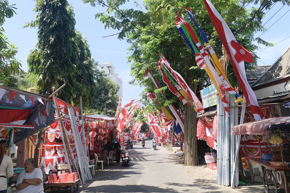 Suasana Kampung Bendera di kawasan Jalan Darmokali Surabaya. (INDHIRA AYU/RADAR SURABAYA)