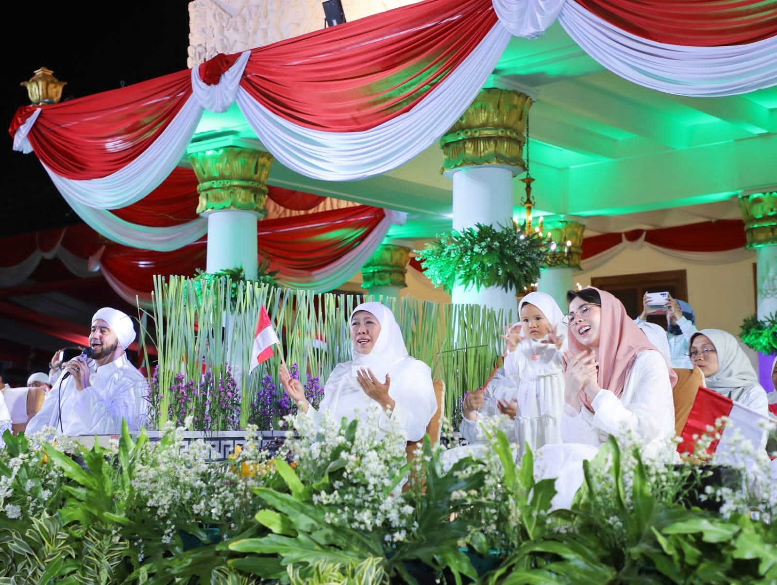 SALAWATAN: Doa bersama, zikir, dan salawatan untuk doakan keamanan dan keselamatan Bangsa Indonesia. (Andy Satria/Radar Surabaya)