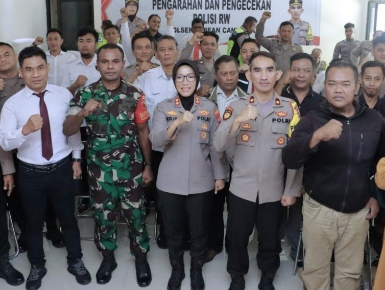 SINERGI: Kapolres Pelabuhan Tanjung Perak AKBP Herlina bersama para polisi RW di Polsek Pabean Cantikan, Senin (14/8). (ISTIMEWA)