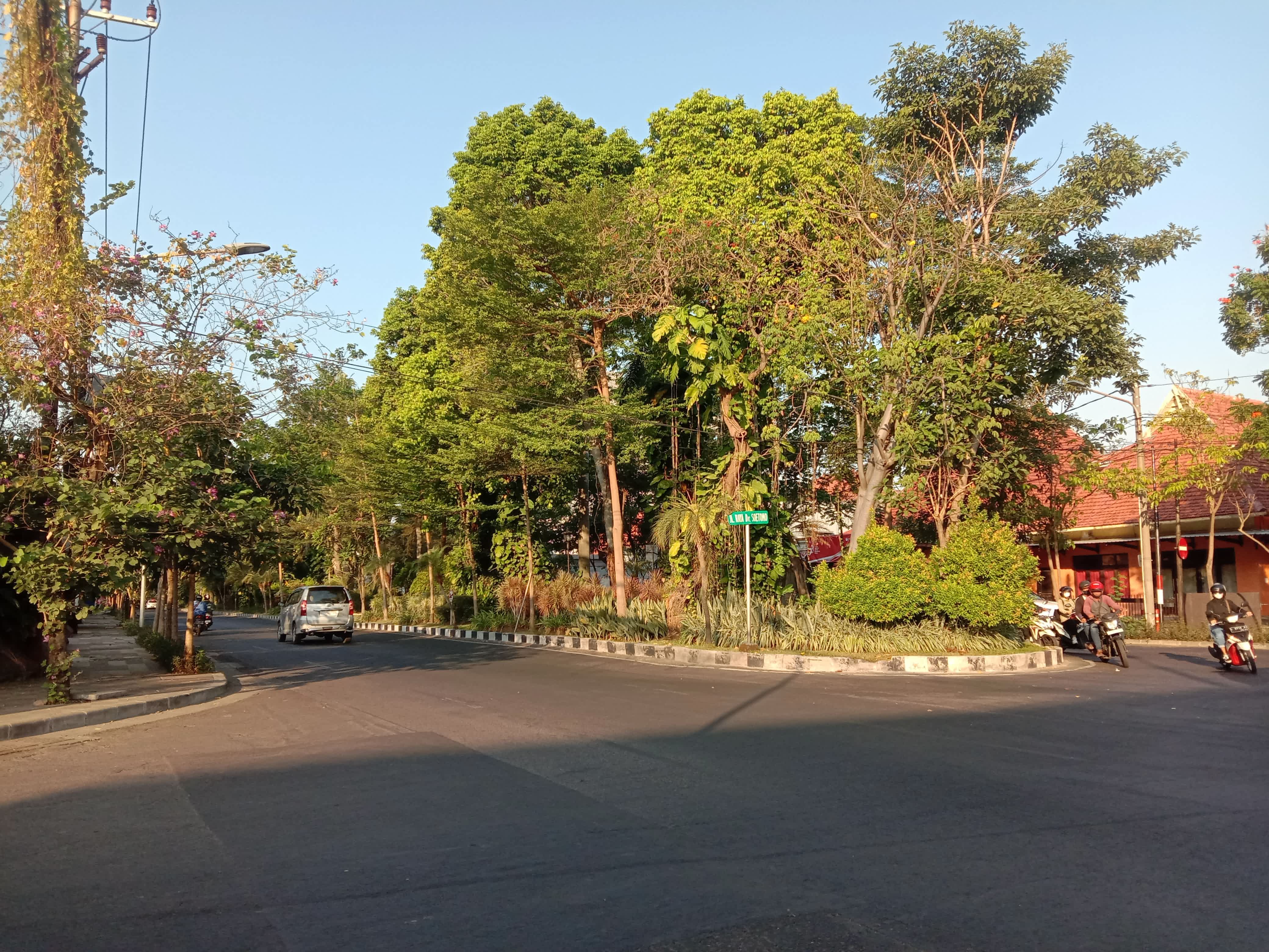 KAWASAN PENTING: Tak hanya perumahan elit, di Jalan Dr Soetomo juga terdapat beberapa bangunan penting, salah satunya kantor Konsulat AS. (FAJAR/RADAR SURABAYA)