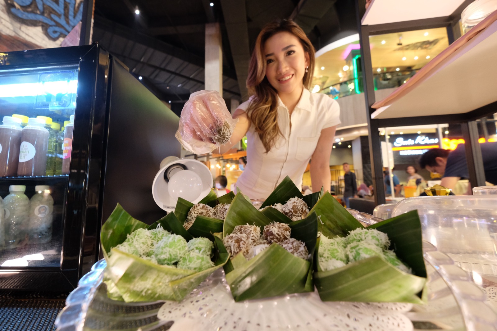 RASA KEKINIAN: Cherry Ann Michelle Sutanto menunjukkan kreasi klepon beragam rasa buatannya. (ABDULLAH MUNIR/RADAR SURABAYA)