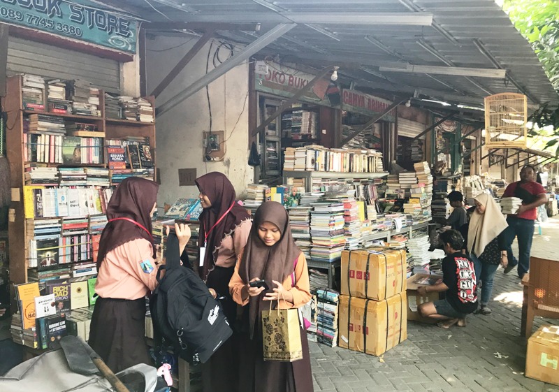 LUMINTU: Suasana Kampung Ilmu di kawasan Jalan Semarang Surabaya yang masih didatangi pembeli buku. (INDHIRA AYU/RADAR SURABAYA)