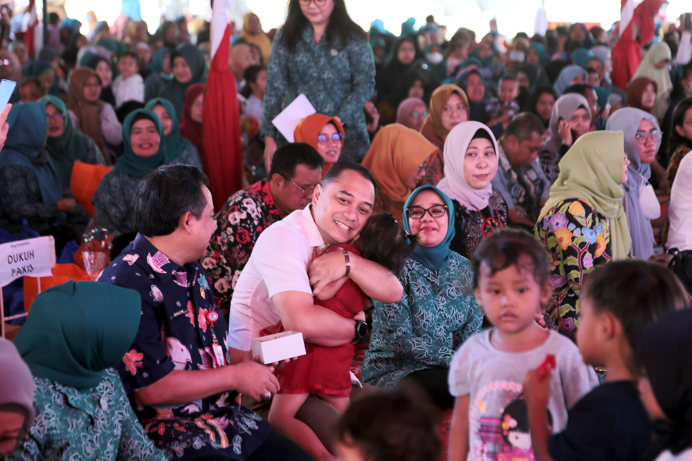 SAYANG ANAK: Wali Kota Surabaya Eri Cahyadi dan Ketua TTP-PKK Surabaya Rini Indriyani memberi perhatian khusus kepada anak-anak balita dan orang tua hebat. (SURYANTO/RADAR SURABAYA)