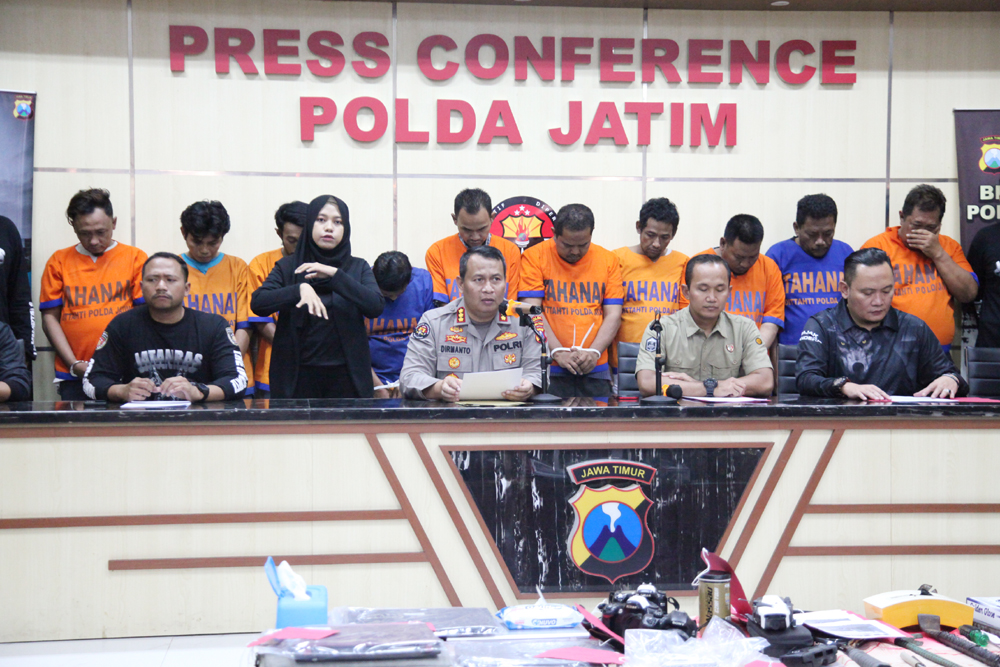 KAWAKAN: Sejumlah tersangka pembobol rumah dan curanmor diamankan di Polda Jatim. (SURYANTO/RADAR SURABAYA)
