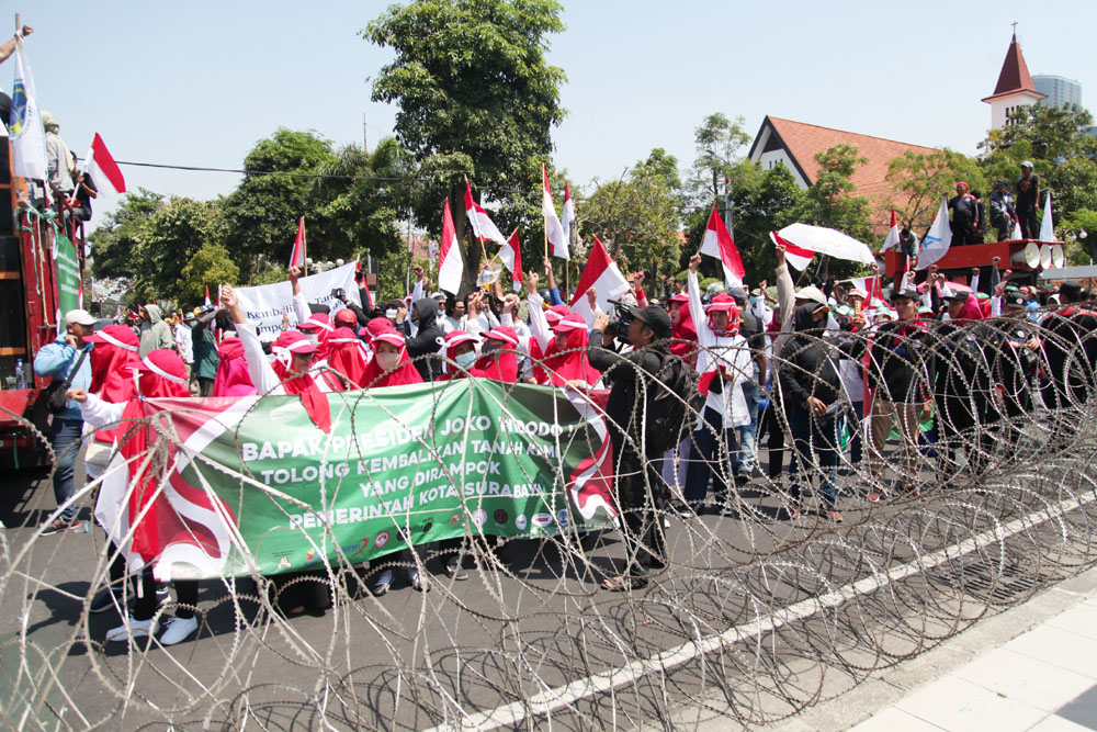 CARI SOLUSI: Ratusan warga pemegang surat ijo melakukan unjuk rasa, Selasa (15/8). (SURYANTO/RADAR SURABAYA)