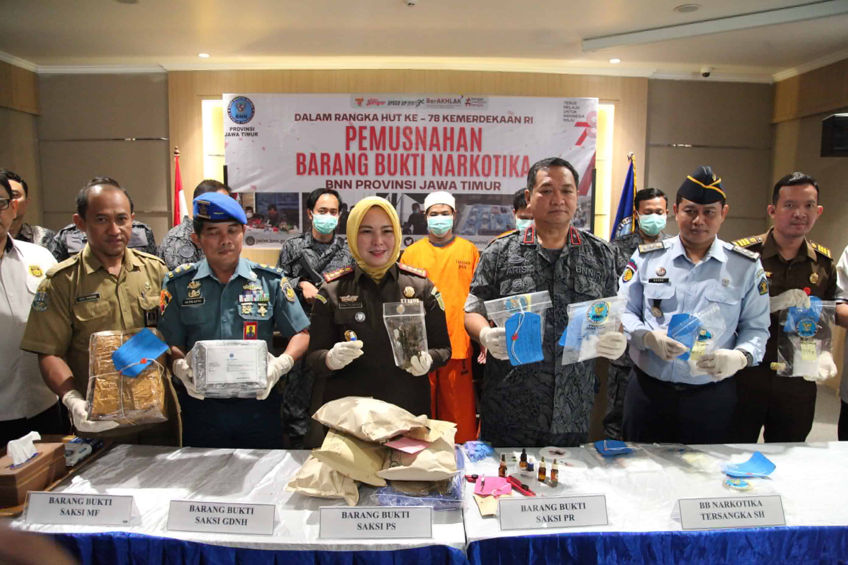 DIMUSNAHKAN: Barang bukti narkoba yang dimusnahkan BNNP Jatim, Selasa (15/8). (Suryanto/Radar Surabaya)