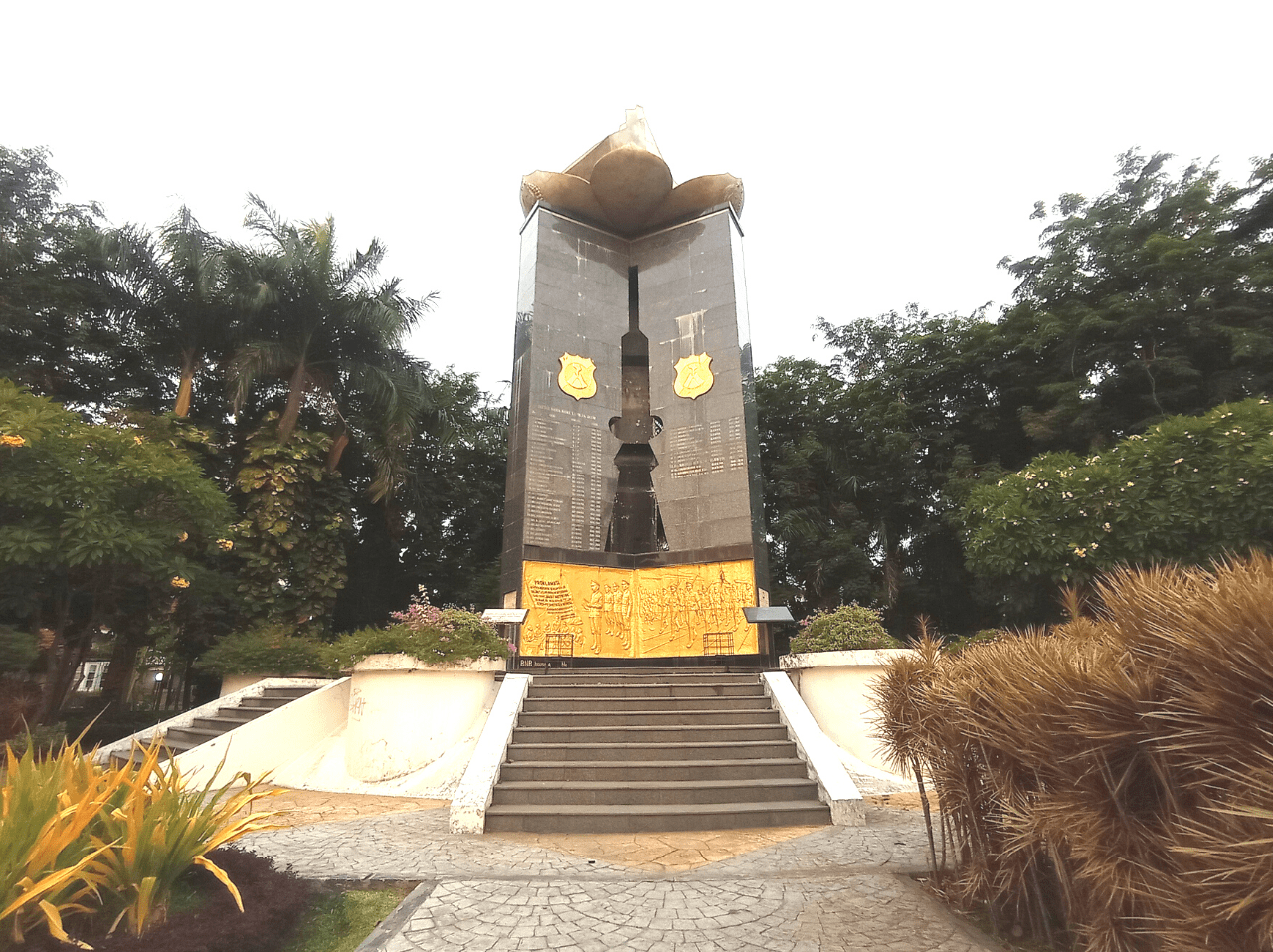 TERCATAT SEJARAH: Monumen Perjuangan Polri sebagai pengingat perjuangan Polisi Istimewa dan kiprah M Jasin. (SURYANTO/RADAR SURABAYA)