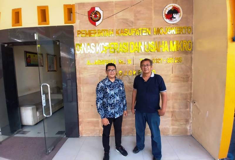 KONSULTASI LEGALITAS: Dosen Universitas PGRI Adi Buana Apri Irianto dan M Nushron Ali Mukhtar saat konsultasi legalitas usaha di Dinkop Mojokerto. (ISTIMEWA)