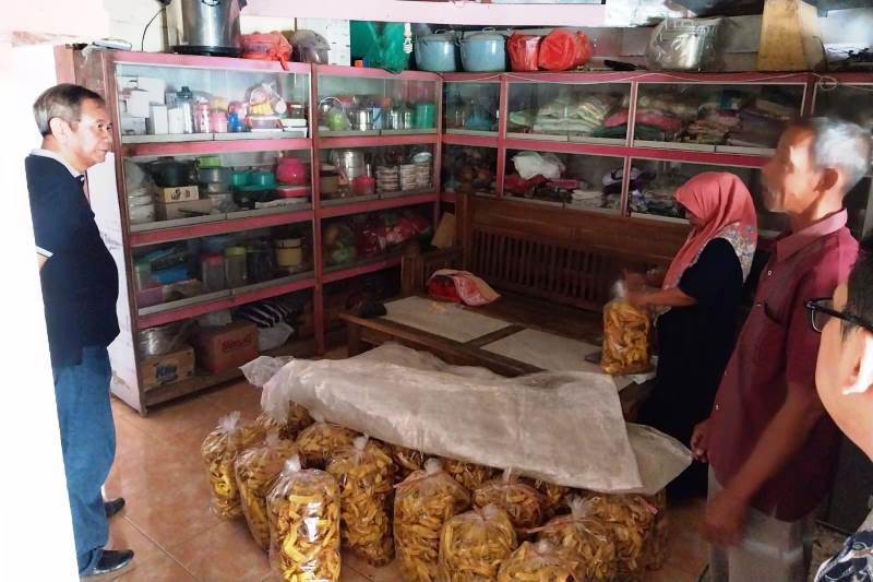 MITRA UKM: UMKM Keripik Pisang Zefanya berbincang dengan dosen Apri Irianto, membicarakan upaya peningkatan produksi dan manajemen pemasaran produk. (ISTIMEWA)
