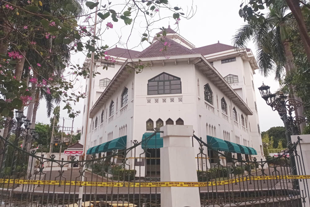 POLICE LINE: Gedung Graha Wismilak di Jalan Raya Darmo No. 36-38 yang kini menjadi objek sengketa antara Polda Jatim dengan PT Wismilak Inti Makmur Tbk. (SURYANTO/RADAR SURABAYA)