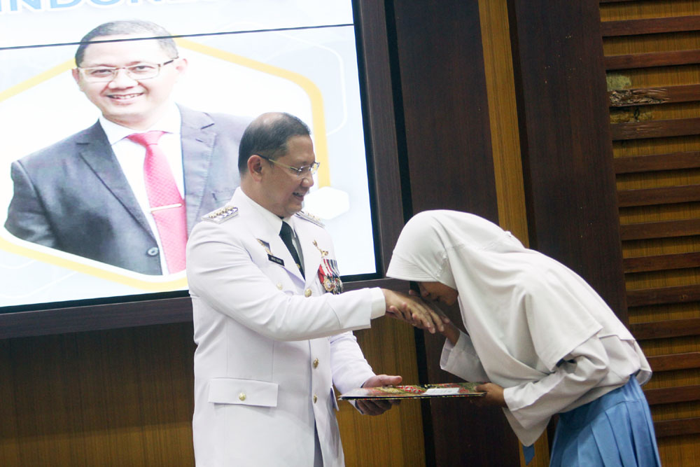 SERTIFIKAT SISWA: Kepala Dispendik Provinsi Jatim, Aries Agung Paewai, menyerahkan sertifikat uji kompetensi siswa bertaraf nasional, di kantor Dinas Pendidikan Jatim, Kamis (17/8).