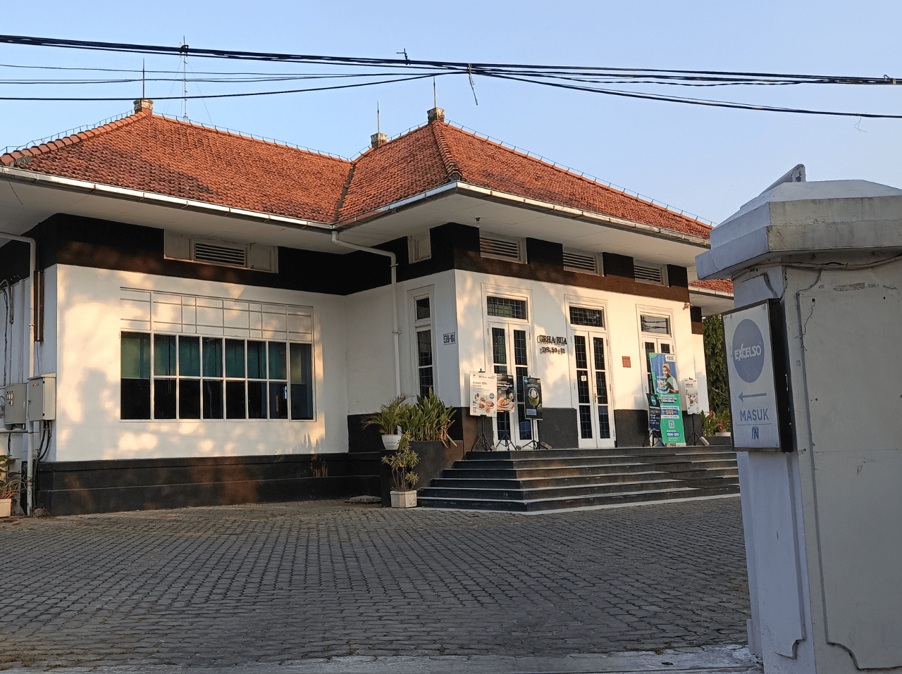 BERALIH FUNGSI: Bangunan rumah tinggal di Jalan Dr Soetomo sebagian besar berubah menjadi tempat bisnis, seperti restoran dan kafe. (ANDY SATRIA/RADAR SURABAYA)