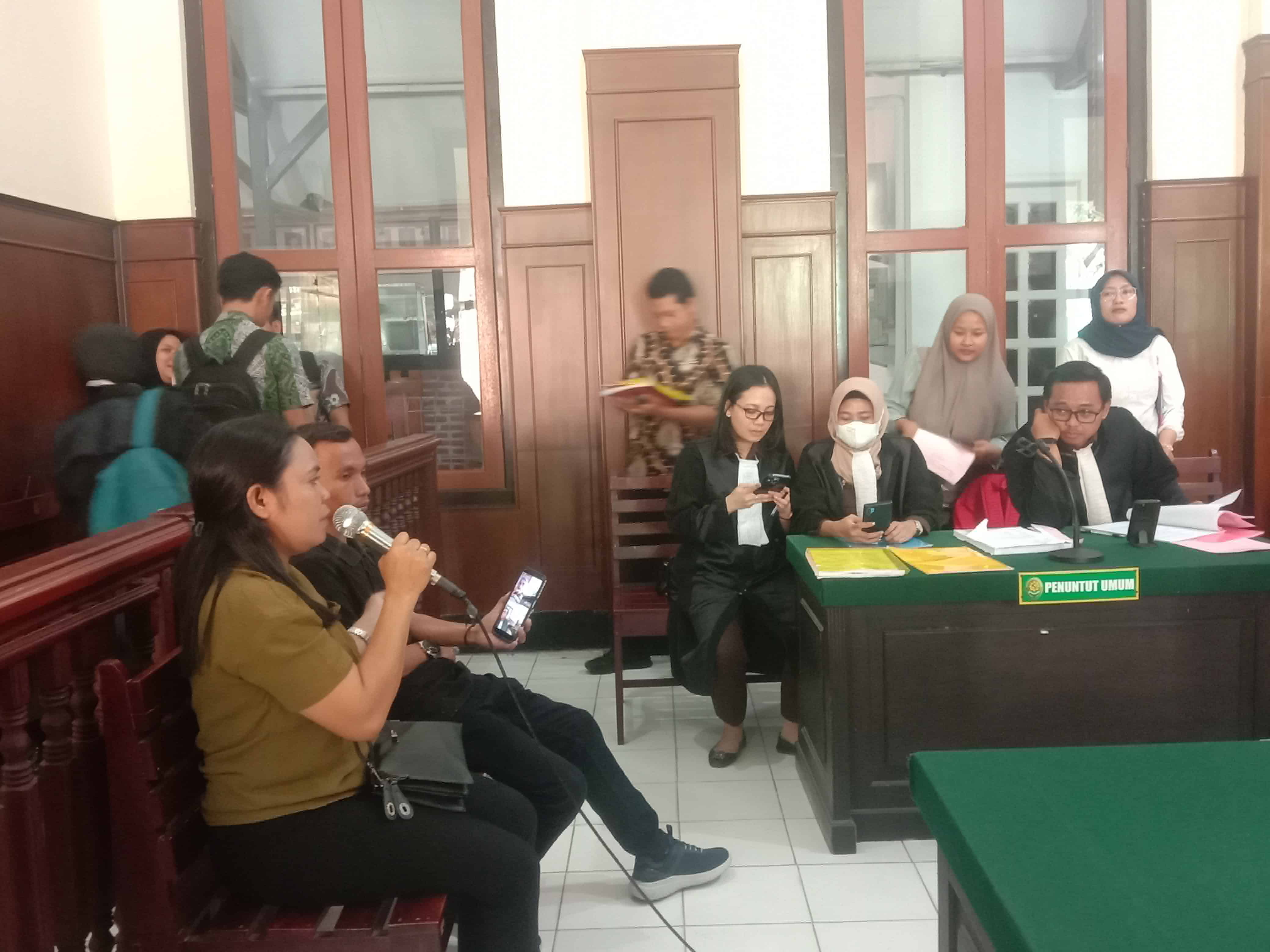 APES: Yuliani Fransina dan Ach Soleh memberikan kesaksian di PN Surabaya. (FAJAR/RADAR SURABAYA)