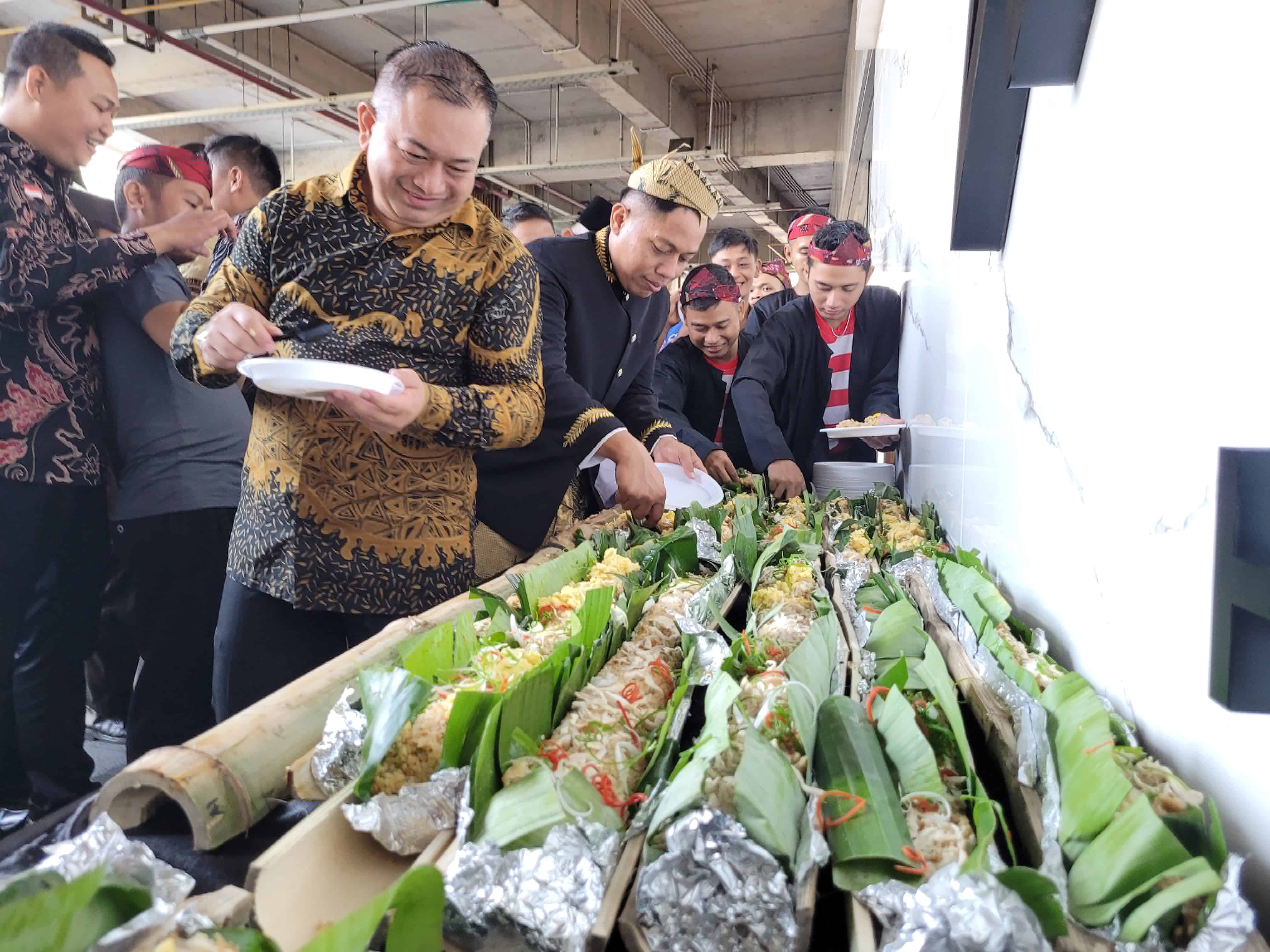 MENGGUGAH SELERA: Nasi goreng yang dibakar dan disajikan dalam bilah bambu ini memiliki panjang total 17 meter. (HILDAN SEPKA ADITYA/RADAR SURABAYA)