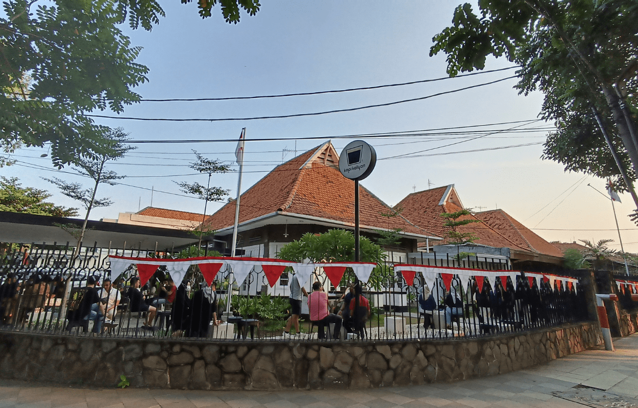 KAYA CERITA: Bangunan-bangunan lawas yang ada di Jalan Dr Soetomo meski sudah beralih fungsi namun harus diamankan jangan sampai dibongkar. (ANDY SATRIA/RADAR SURABAYA)