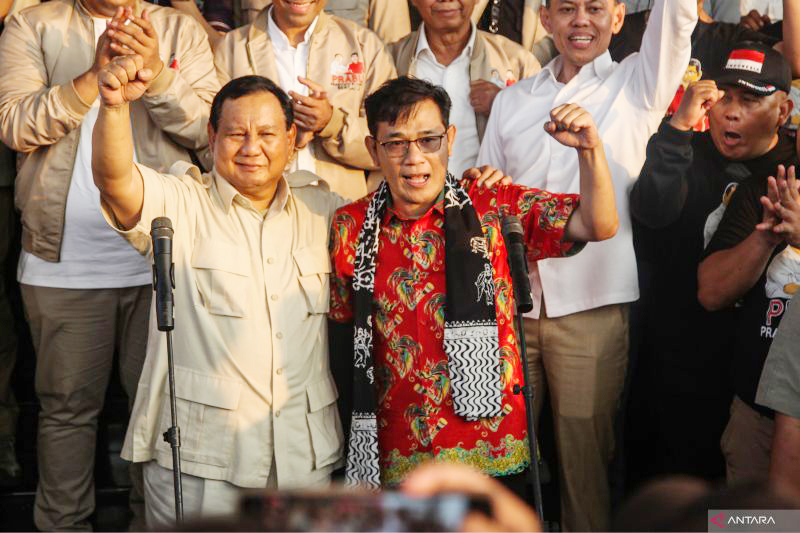 Ketua Umum Partai Gerindra Prabowo Subianto (kiri) bersama Budiman Sudjatmiko berpose sambil mengepalkan tangan usai menghadiri deklarasi Gerakan PraBu di Gedung Marina, Semarang. (ANTARA)