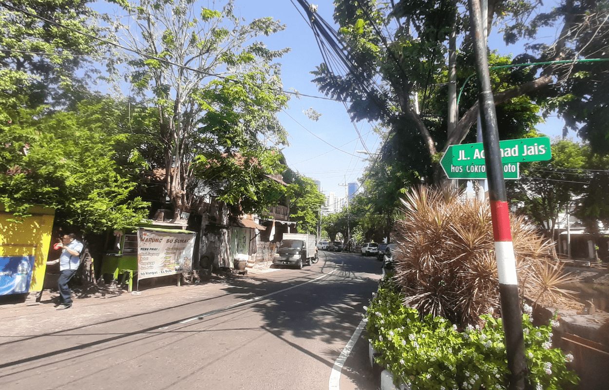 ASLI PLAMPITAN: Penamaan Jalan Achmad Jais dari salah satu pahlawan pra kemerdekaan Achmad Jais. (MAHRUS/RADAR SURABAYA)