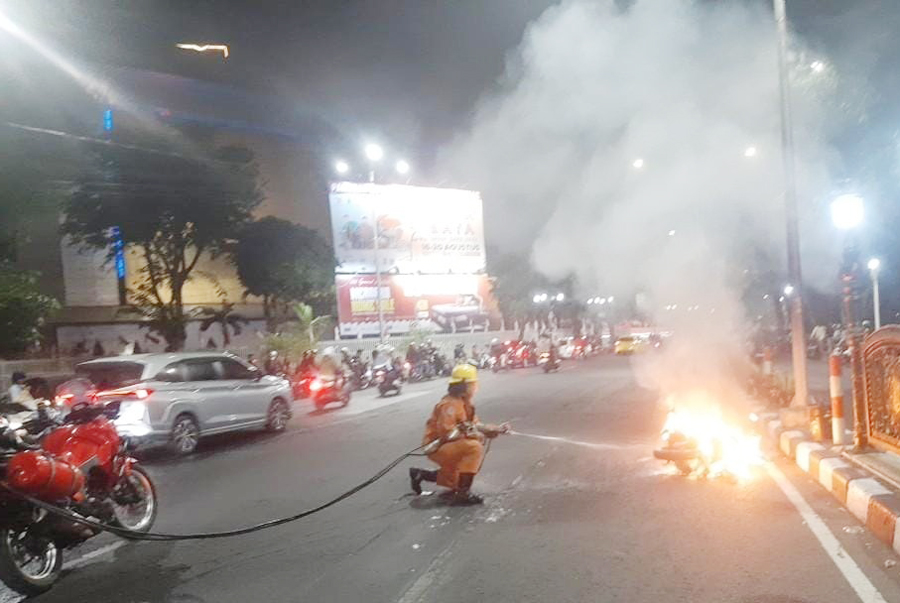 PEMADAMAN: Petugas DPKP memadamkan api yang menghanguskan motor di Jalan Wali Kota Mustajab. (ISTIMEWA)
