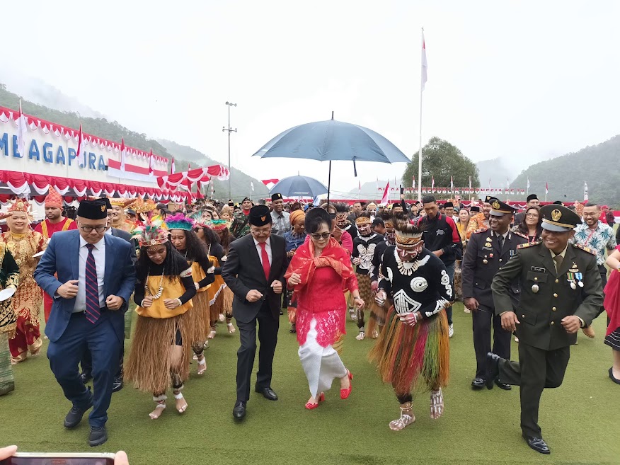 Presiden Direktur PT Freeport Indonesia (PTFI) Tony Wenas (jas hitam), Roshita Wenas (kebaya merah) dan tamu undangan joget bersama setelah upacara HUT ke-78 Kemerdekaan RI di Tembagapura, Papua.