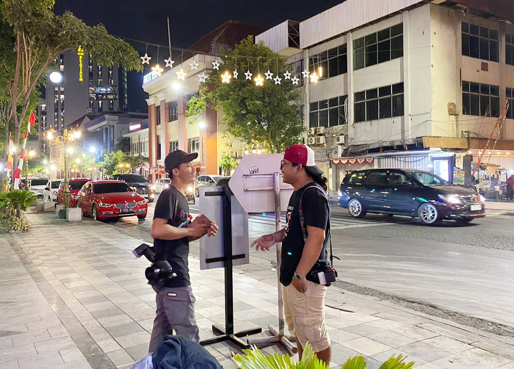 JADI PROFESI: Fotografer di Jalan Tunjungan yang awalnya melakukannya sebagai hobi hingga menjadi mata pencahariaan. (Evanda Fraditotoles/radar surabaya)