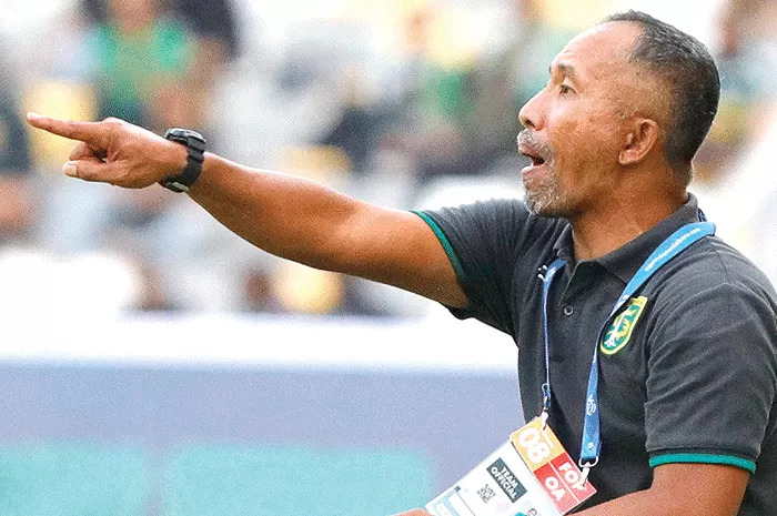 Pelatih karteker Persebaya, Uston Nawawi. (JAWAPOS.COM)